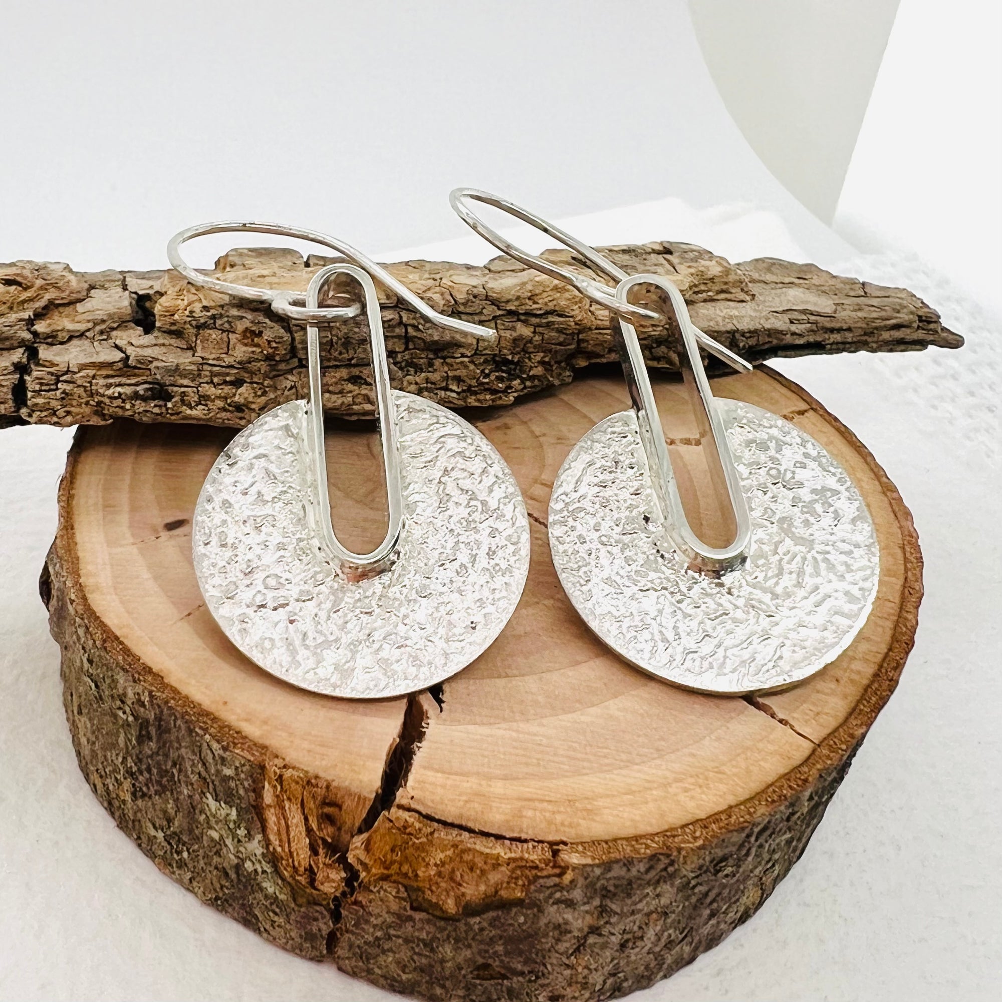 Reticulated Contrast Drop Earrings
