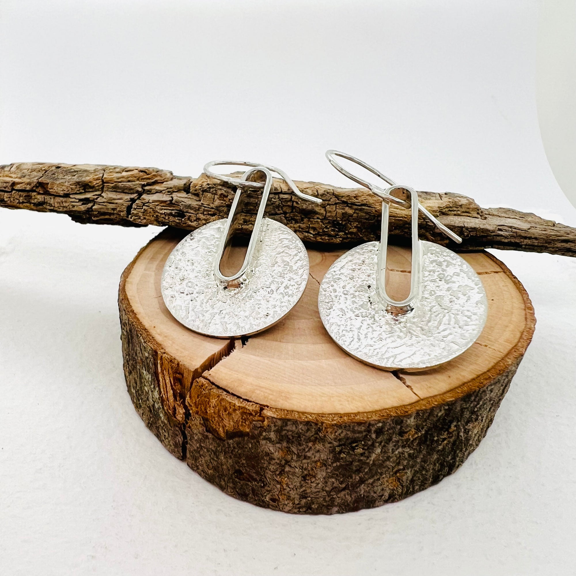 Reticulated Contrast Drop Earrings