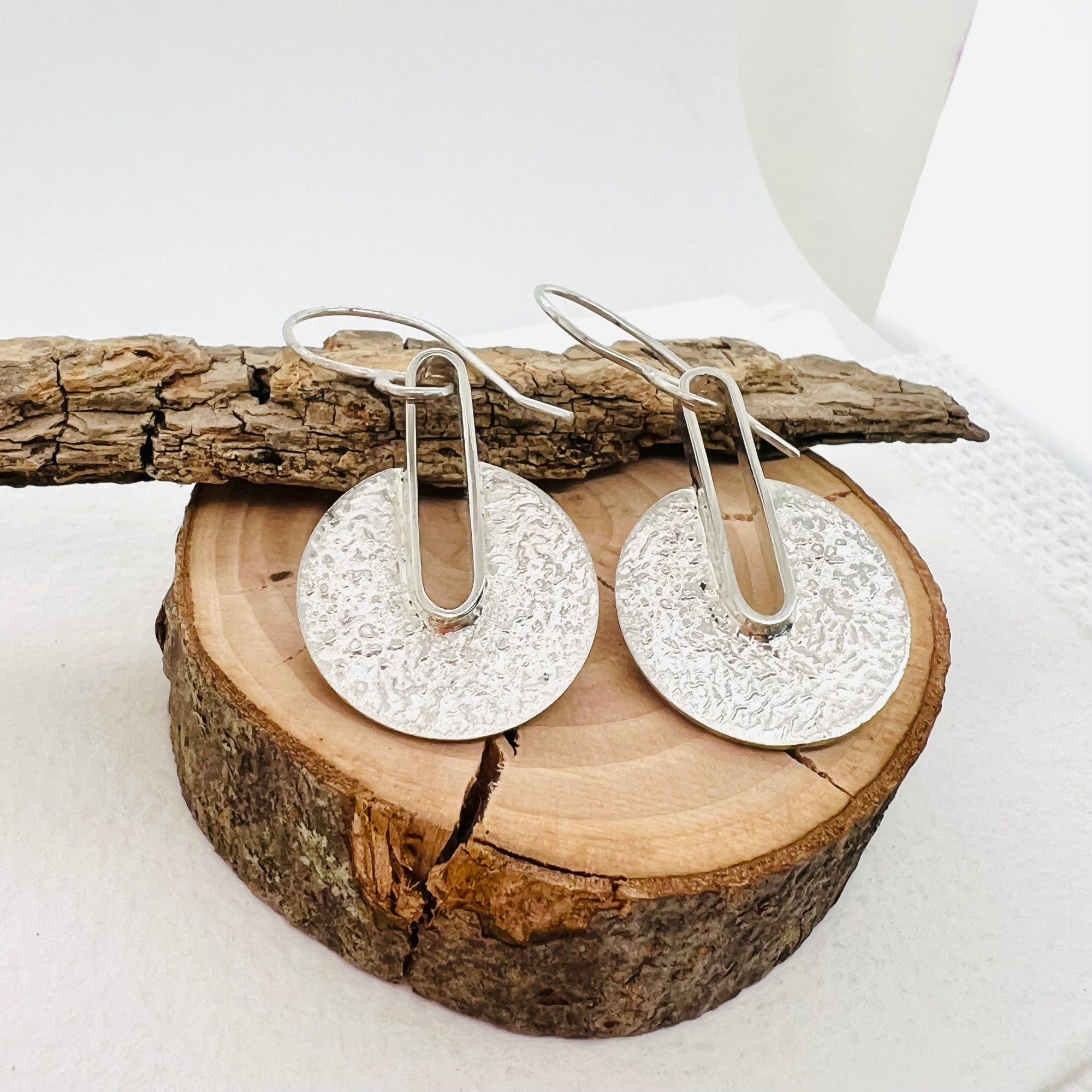 Reticulated Contrast Drop Earrings