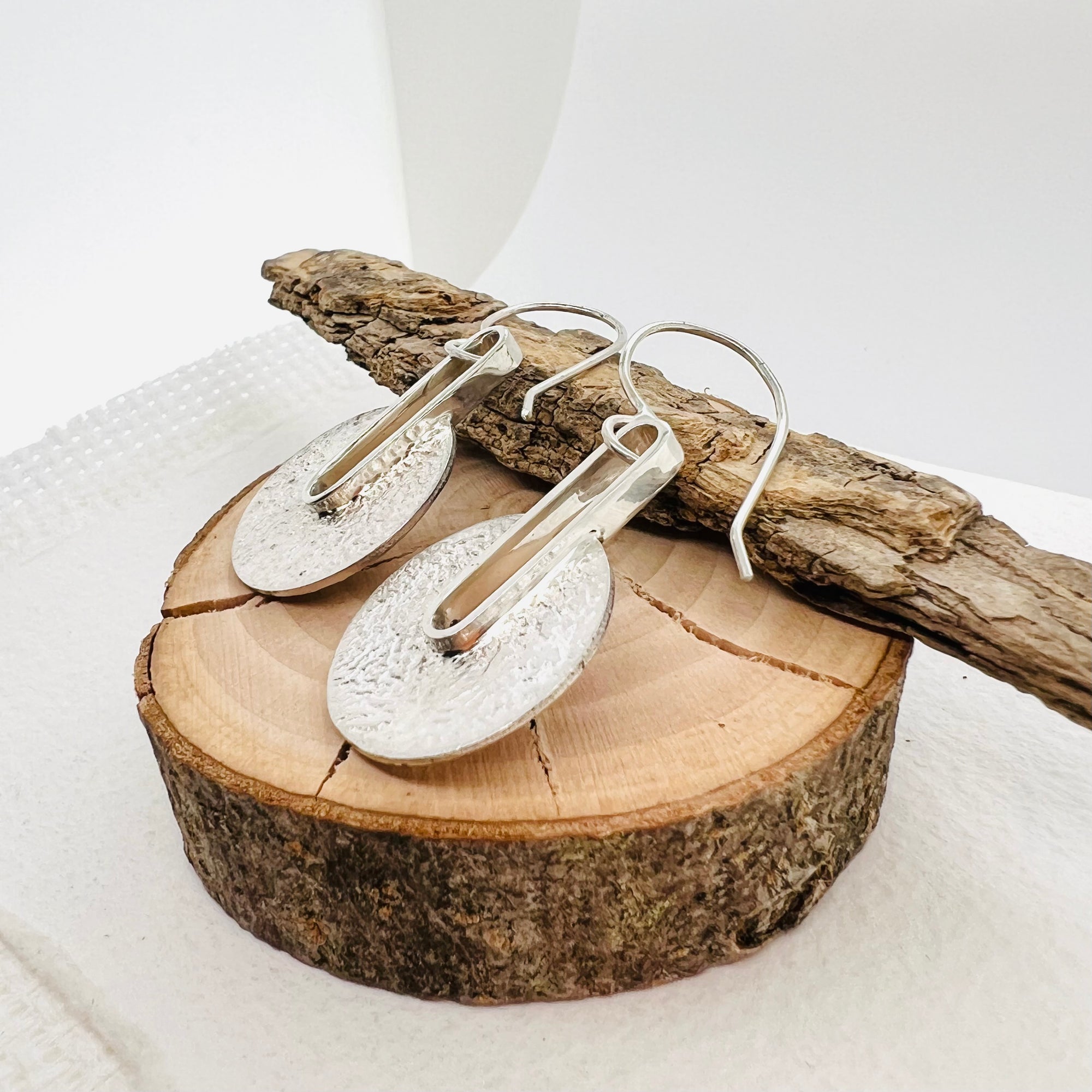 Reticulated Contrast Drop Earrings